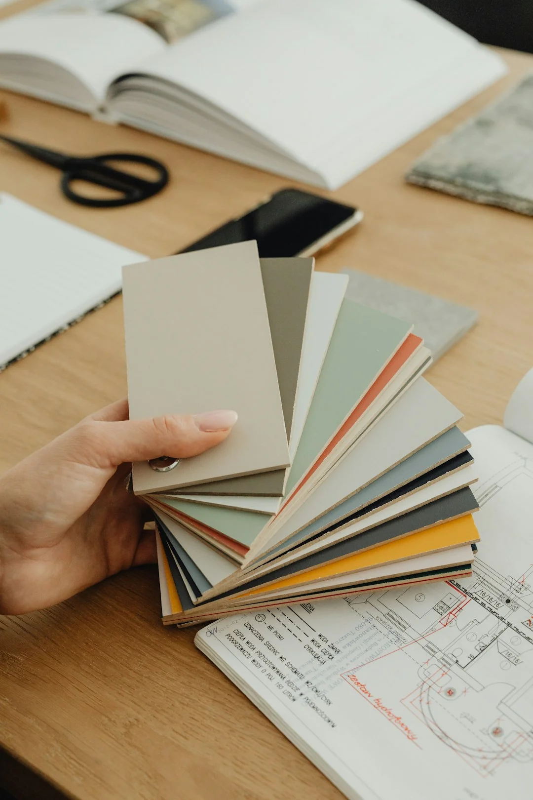 Maquette affichée sur un ordinateur portable et un smartphone pour des présentations de design dans un espace de travail moderne.