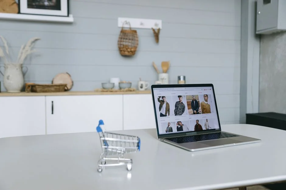 Vue de dessus d’un bureau de bureau moderne et élégant avec un ordinateur portable, une tablette et des accessoires.